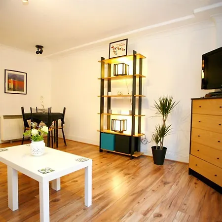 Short Let Direct - St Augustine St D8 Apartment *